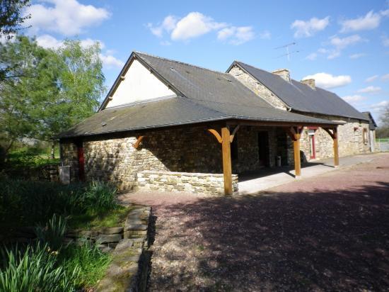 Le Gîte et son préau
